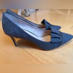 Journee Women’s Marek Pointed Toe Mid Heel Pumps, 7